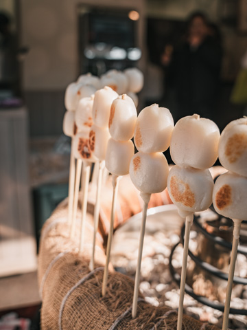 Dango ist ein veganer Snack in Japan, den man an Straßenständen kaufen kann.