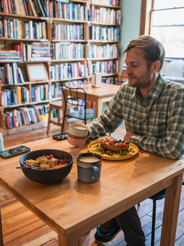 Im Bacchus Cafe in Golden Downtown sitzt man zwischen Bücherregalen