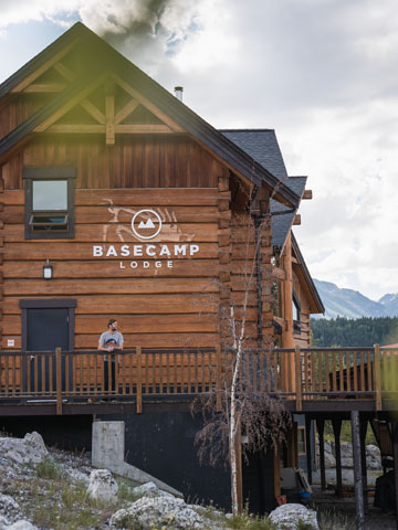 Die Golden Lodge ist eine schöne Blockhütte mit Blick auf die Berge