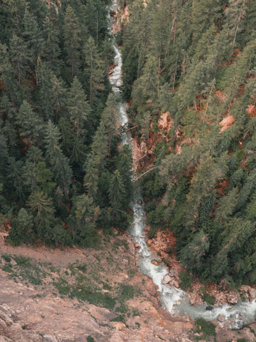 Golden Canyon in 130 Meter Tiefe fotografiert von der Golden Skybridge