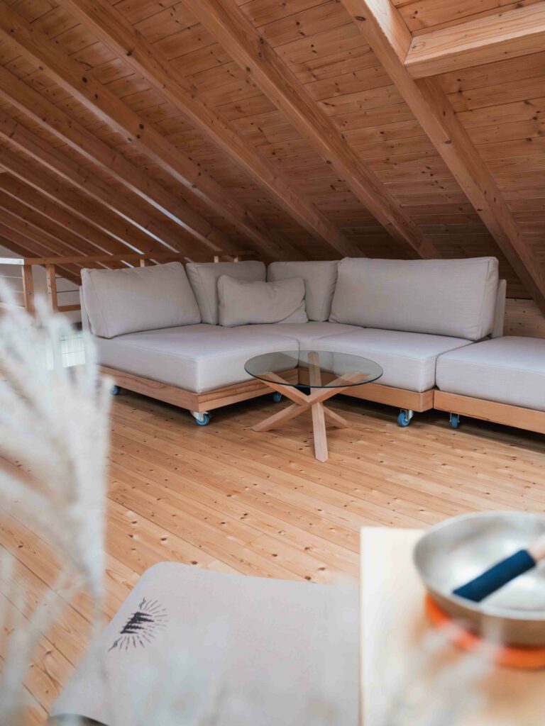 Die Galerie in der zweiten Etage des Penthouses im INVITA Natur-Chalet lädt zu gemütlichhen Filmeabenden ein.