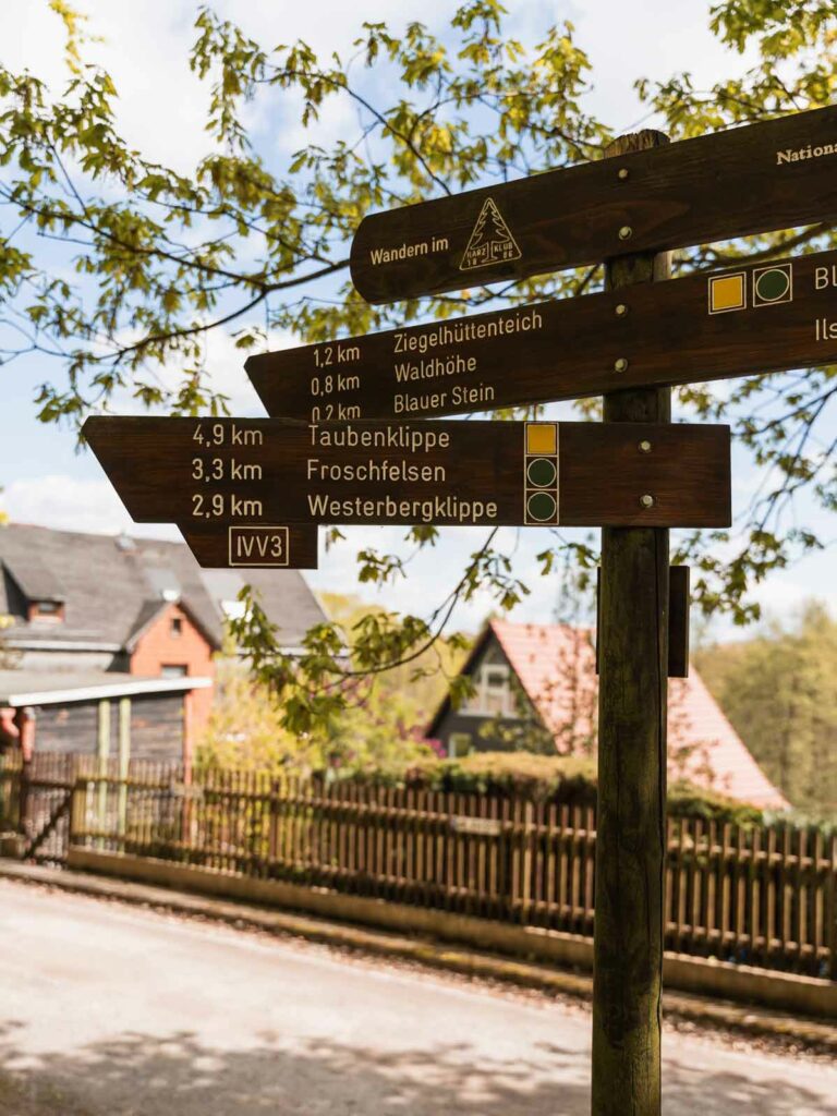 Ilsenburg Wegweiser Wanderung im Harz