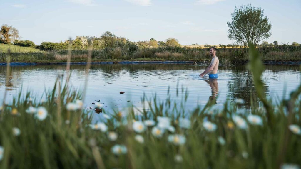 Riesiger nachhaltiger Naturpool bei der Glamping Unterkunft in Irland