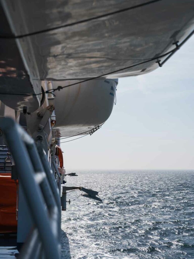 Blick auf das Wasser von der Fähre