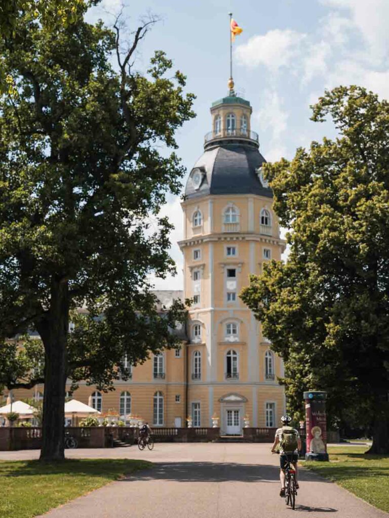 Fahrradtour durch Karlsruhe an der schönsten Sehenswürdigkeit, dem Schloss