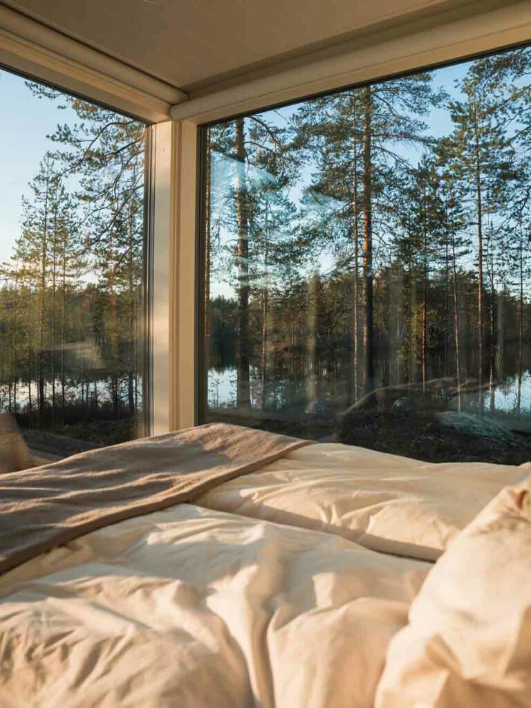 Schlafzimmer mit Blick auf den See im Lakehouse Juolas