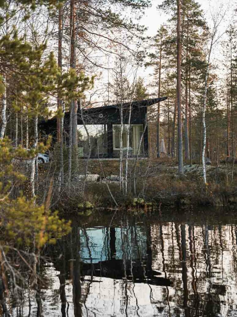 Blick auf Lakehouse Juolas vom See in Finnland