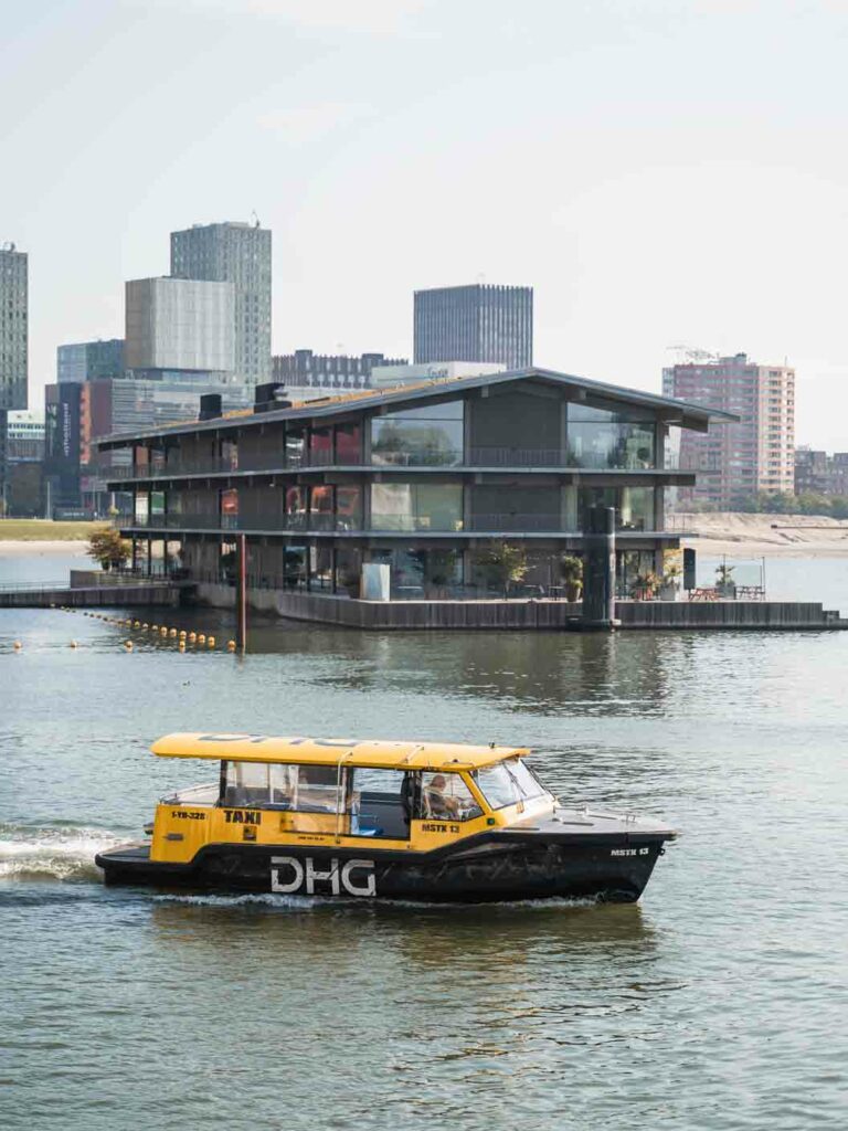 Wassertaxi in Rotterdam in Holland